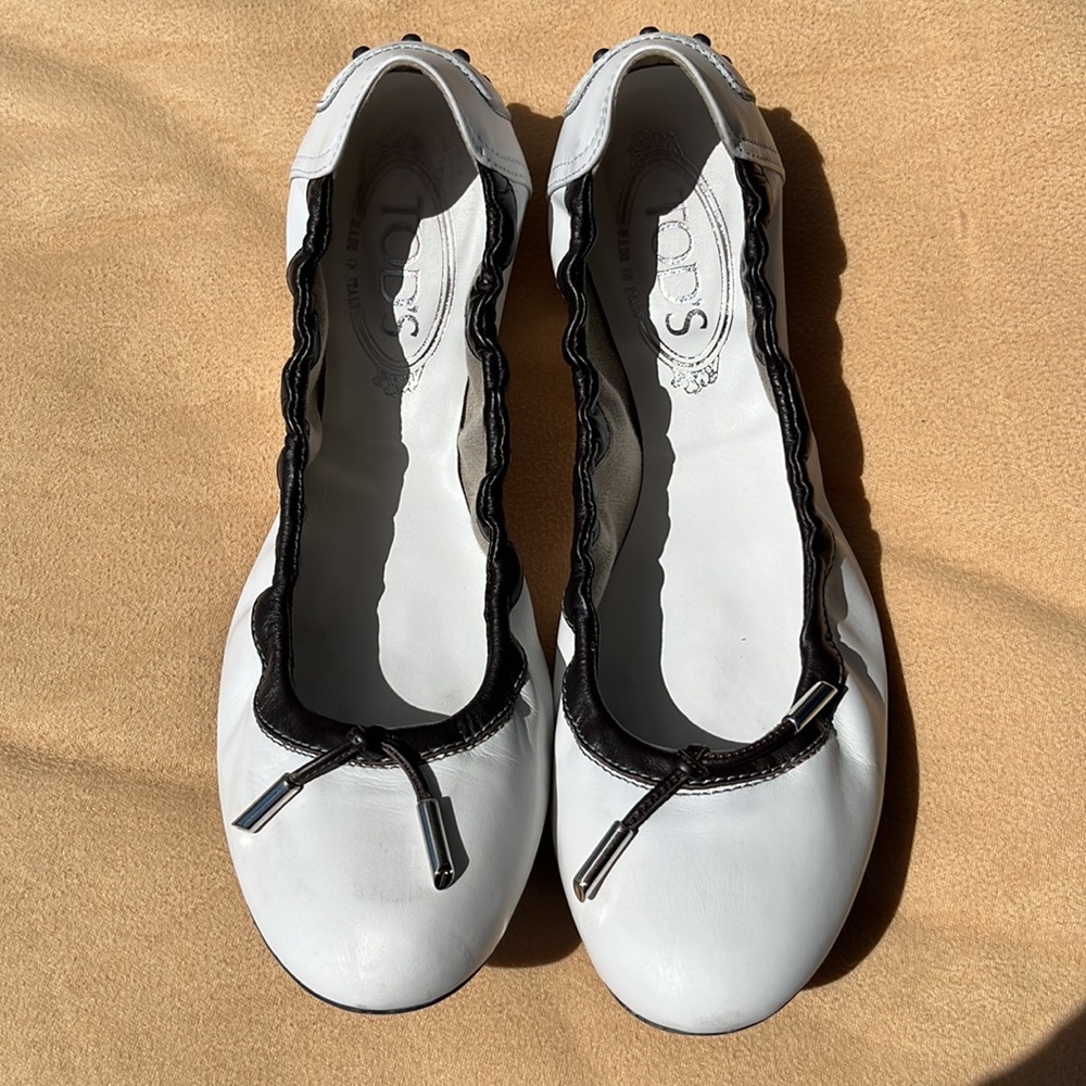 Tod’s White and Black Dee Laccetto Ballerina Flats - Picture 3 of 13